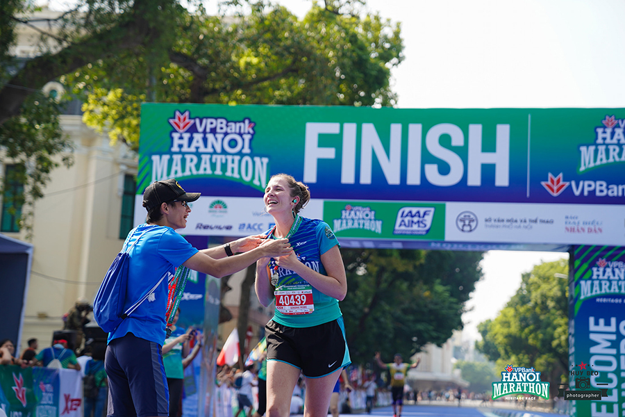 Những khoảnh khắc về đích ấn tượng của VPBank Hanoi Marathon 2019